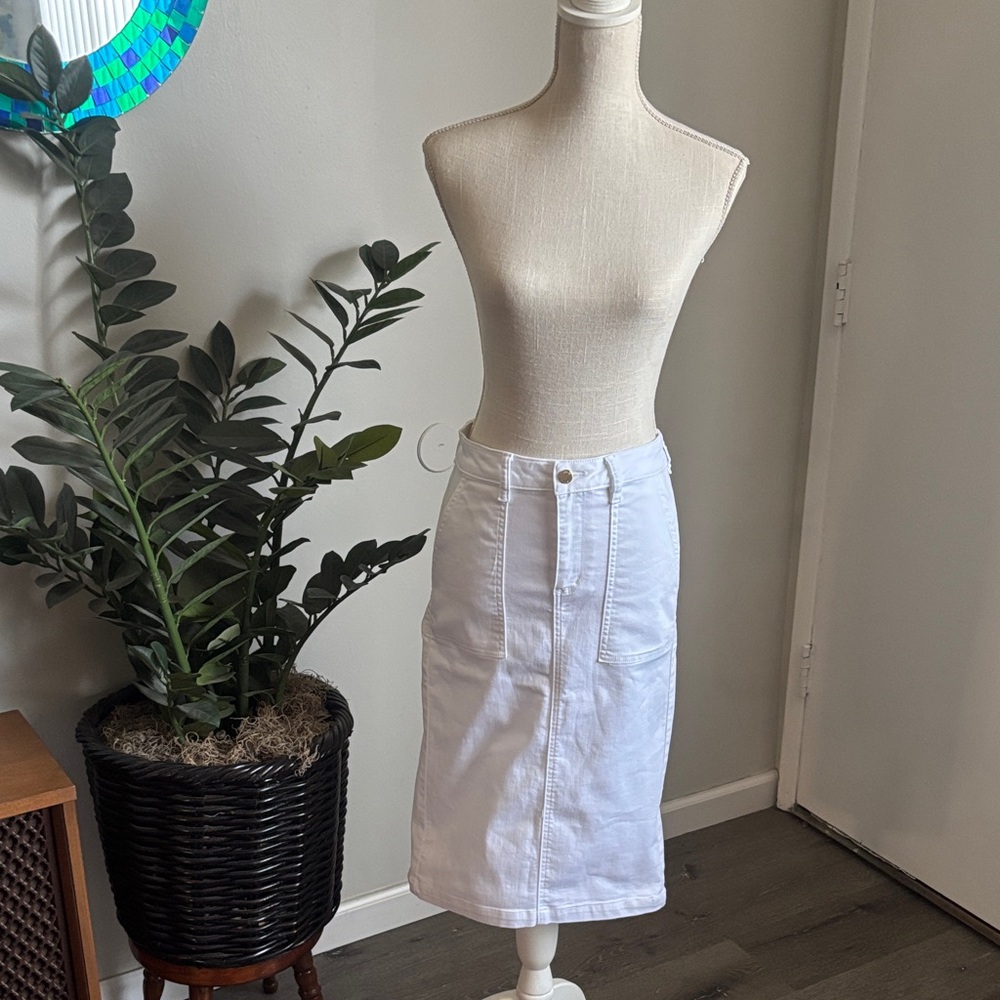 EUC Anne Klein size 2 Elegant White Denim Skirt